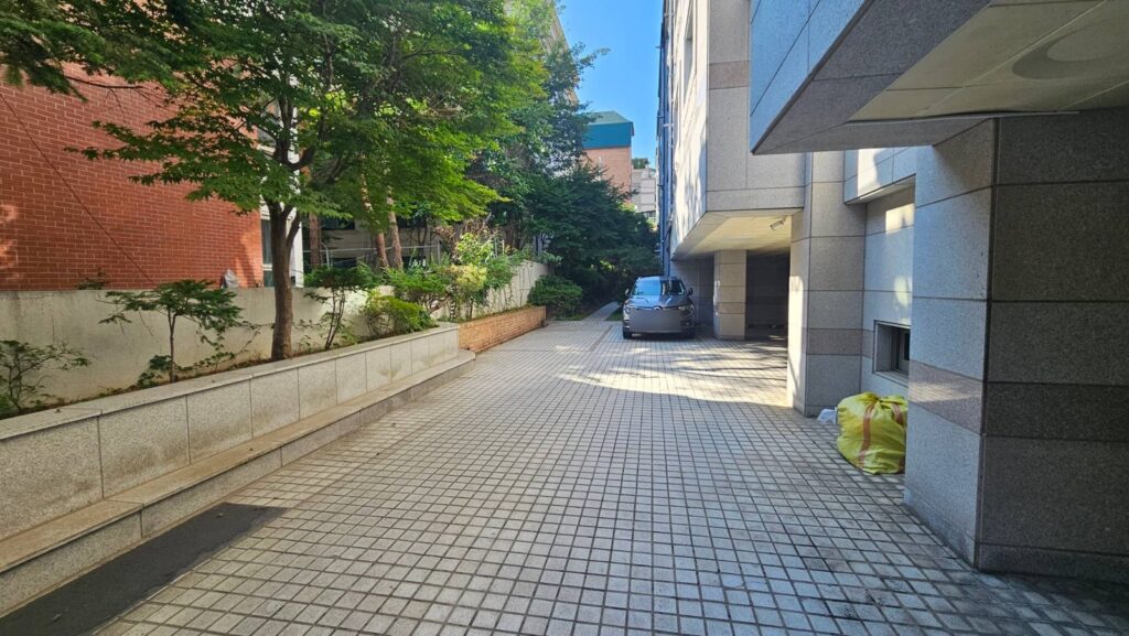 주차장 바로 위의 화단과 진입로