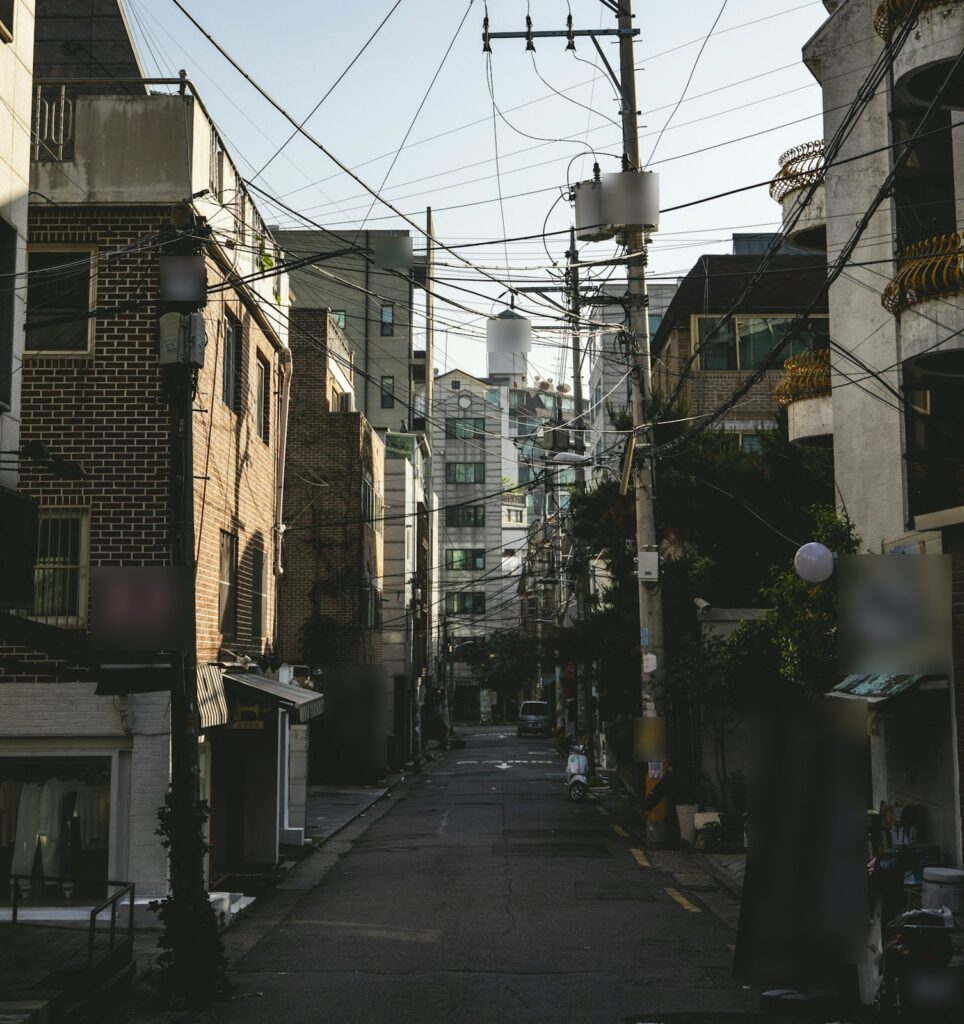 도심에 기존 건물과 새 건물이 바짝 붙어 선 모습