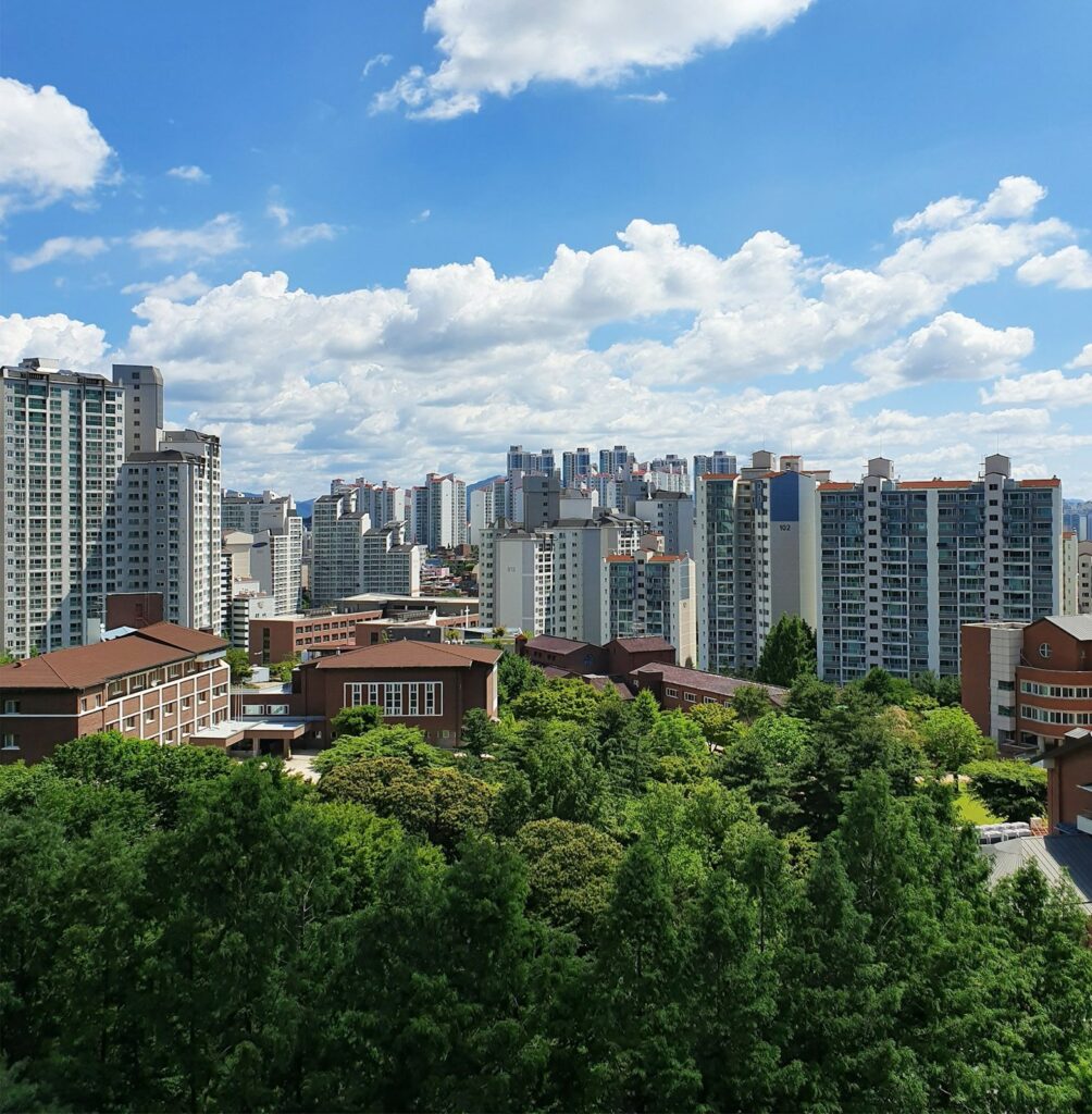 나무가 우거진 아파트 단지 전경